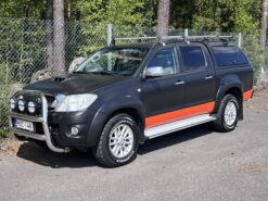 Toyota Hilux Double Cab 3,0 D-4D 4WD 171 SR autom. / ALV / Lavakate / Nahat / Vakkari / Lisävalot / Astinlaudat /